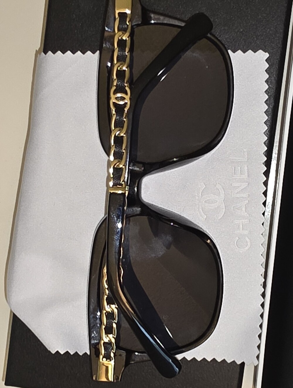 CHANEL Black Sunglasses with Gold Chain Temples - Picture 4 of 5